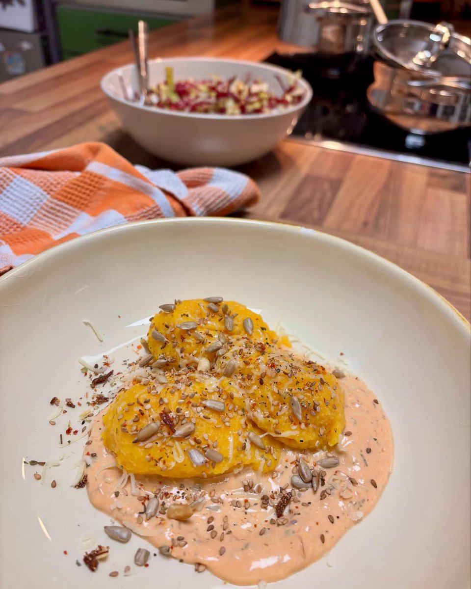 Sollten es zum heutigen 🌱Vegetable Thursday 🌱 werden, nun gut, es wurden eher Klöße.
Aber nur, weil mein Geduldsfaden so dünn war 😎
Geschmacklich top 😊 und mit der Kräuter Sahne Soße ein echter Gaumenschmaus 😊
#gourmetfood #FoodPhotography #Philadelphia #Weather #Thursday