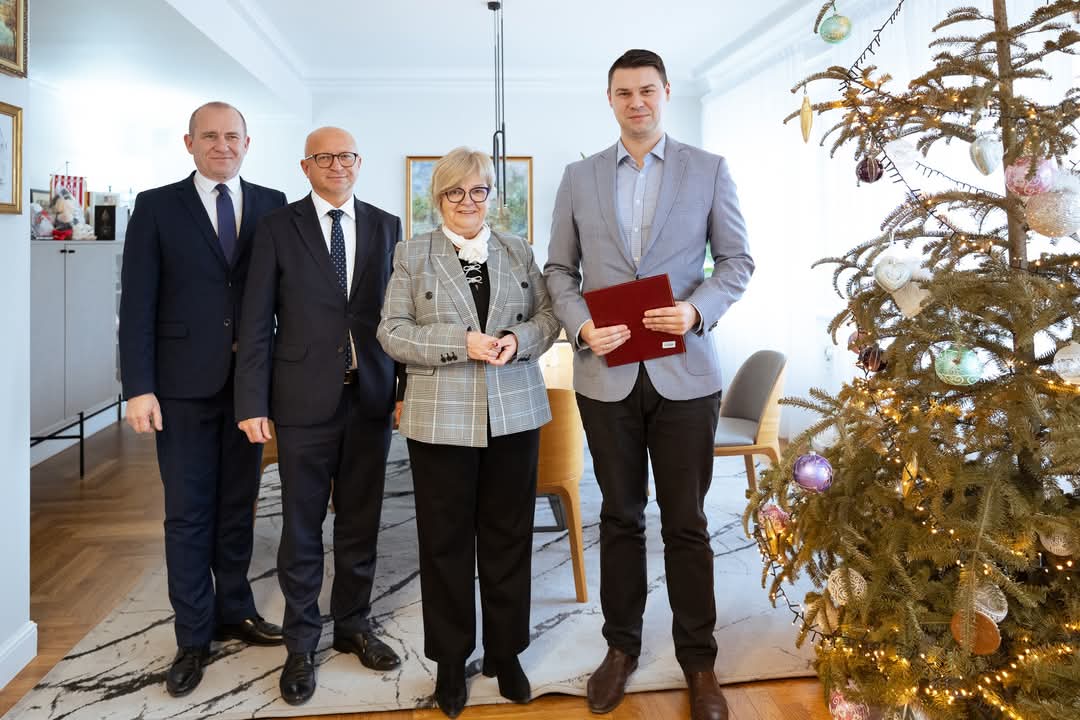 Teresa Kubas-Hul Wojewoda Podkarpacki (@tkh_teresa) on Twitter photo ⚕️ Mgr farm. Bartosz Bator - nowym Konsultantem Wojewódzkim w dziedzinie farmacji klinicznej, Kierownik Apteki Szpitalnej w NTM Szpitalu Specjalistycznym im. Świętej Rodziny Sp. z o.o. w Rudnej Małej, nauczyciel akademicki w <a href="/WSIiZ_Rzeszow/">WSIiZ w Rzeszowie/UITM in Rzeszow</a>. ⚕️ Mgr farm. Bartosz Bator - nowym Konsultantem Wojewódzkim w dziedzinie farmacji klinicznej, Kierownik Apteki Szpitalnej w NTM Szpitalu Specjalistycznym im. Świętej Rodziny Sp. z o.o. w Rudnej Małej, nauczyciel akademicki w <a href="/WSIiZ_Rzeszow/">WSIiZ w Rzeszowie/UITM in Rzeszow</a>.