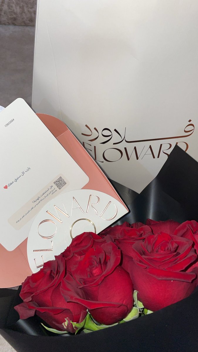 يُهدينَي الوَرد ، وَهو وَرد عُمري 🌷