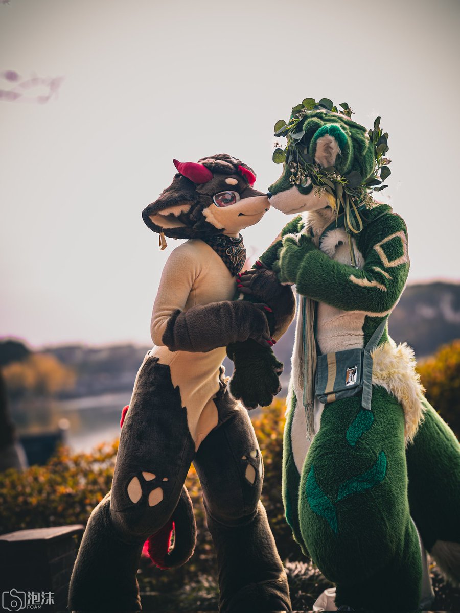 #FursuitFriday 
今天已经是更新的第十天了哦

清风徐来 水波不兴
顺流而上 海阔天空
人面桃花 倾国倾城
与我谈笑风生
那些可遇而不可求的事情
——《清风徐来》王菲