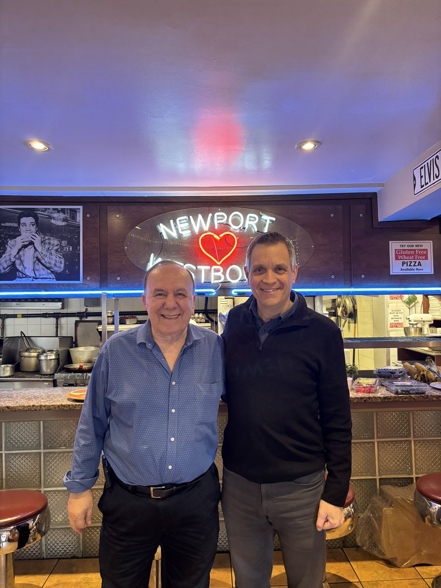 Always great to see my friend Moe Atallah at the Newport Restaurant. Moe has contributed so much to our community. 

C'est toujours un plaisir de voir mon ami Moe Atallah au restaurant Newport. Moe a tant contribué à notre communauté.