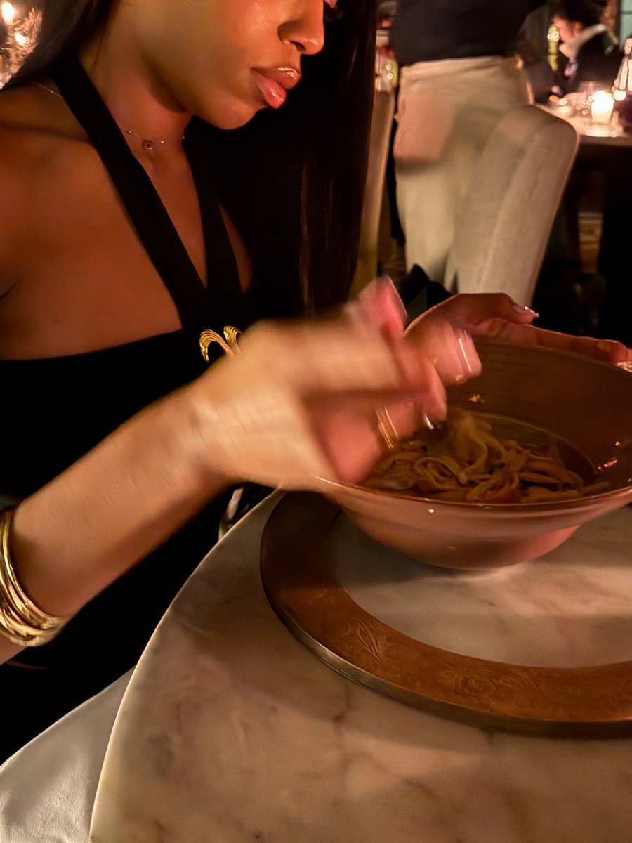immingleeee's tweet photo. Dinner dates &amp; vacations are the only invites I’m accepting In 2025 🖤 https://t.co/rgqgRYcCzG