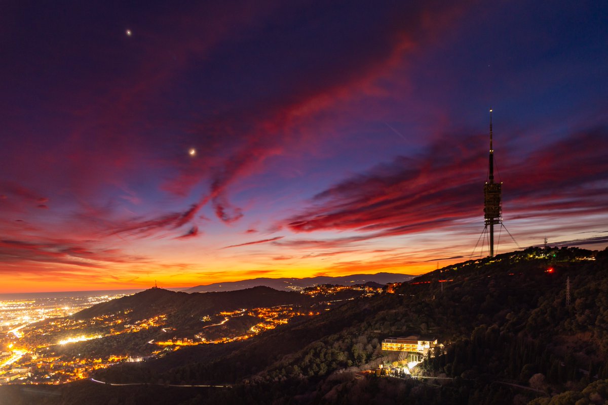 Puesta de Sol con candilazo de nubes altas y medias, la Luna y Venus, esta tarde en #Barcelona #obsFabra #Collserola #TorreCollserola <a href="/AEMET_Cat/">AEMET_Cataluña</a> <a href="/meteocat/">Meteocat</a> <a href="/btveltemps/">btv el temps</a> @eltempsTV3 <a href="/ARAmeteo/">ARA Méteo</a> <a href="/tempsdemeteo/">Temps de Méteo</a> <a href="/CloudAppSoc/">Cloud Appreciation Society</a> @wmo @acommeteo <a href="/ame_asociacion/">AME Asociación</a>