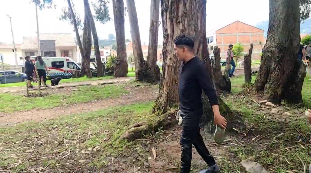 Sanchezmendieta's tweet photo. Él es Damián Durán, un valiente joven que se arrojó al río Yanuncay, en #Cuenca, para rescatar a dos niñas atrapadas en la corriente. De camino a casa, las vio en peligro y actuó con decisión para salvarlas. Imágenes: @cronicacuenca https://t.co/xrZpM1EAmg