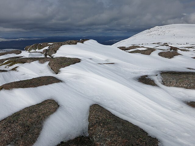 ClementGaill's tweet photo. La neige est souvent un indicateur utile des différents microclimats qui peuvent coexister à quelques centaines de mètres de distance au sein d’un même espace, pendant une journée ensoleillée, et pour une altitude équivalente.
Mais qu'est-ce qu'un #microclimat ?
2/10 https://t.co/PBwhDNivs4