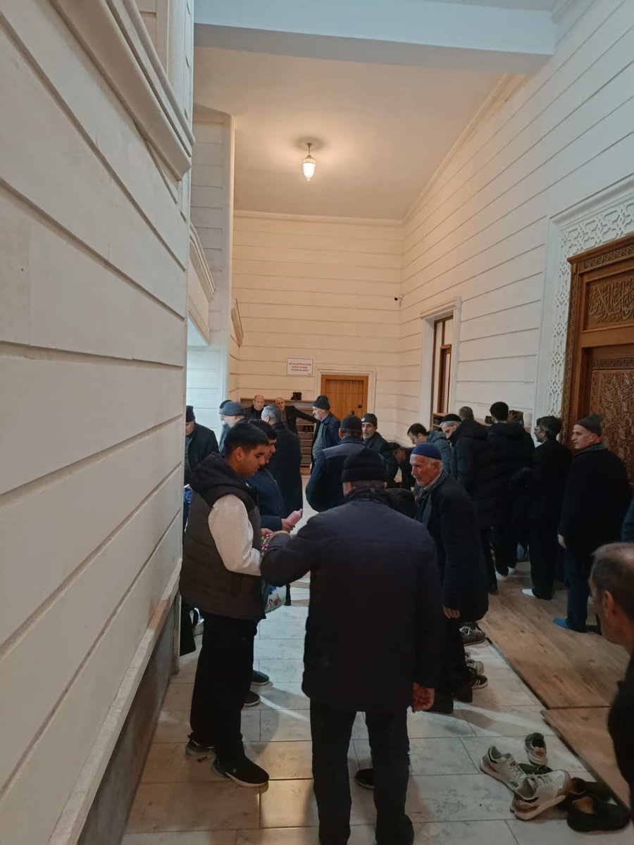 HurGenclik12's tweet photo. İl Gençlik Kolları olarak, ilimiz geneli Medine, Hacılar, Selahaddin Eyyubi Camilerinde Regaib Kandili vesilesiyle ikramda bulunduk; girmiş olduğumuz mübarek üç ayların başta Gazze olmak üzere tüm İslam Âlemine selamet ve istikamet getirmesini Yüce Allah'tan niyaz ederiz. https://t.co/beCOnF0XmY