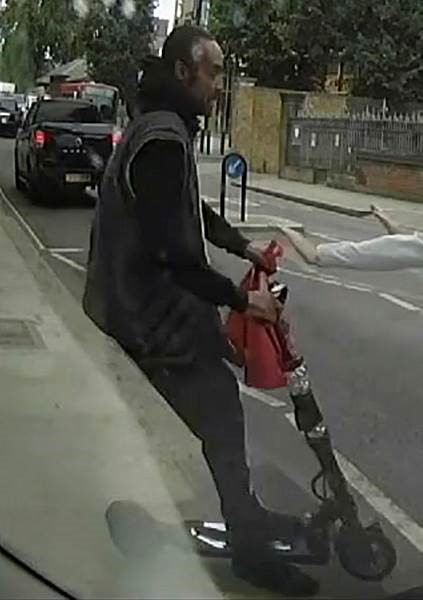 Police are appealing for the public’s help in identifying this man, in connection with an investigation into a robbery and serious assault in Chelsea. 

Officers were made aware of an assault, which occurred on Tite (cont) spkl.io/l/6015feXzZ