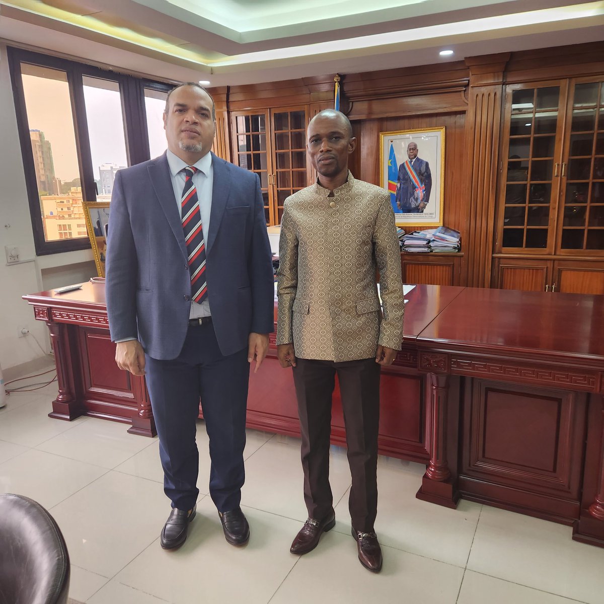 GaborienM's tweet photo. J'ai effectué une visite de remerciement au DG de la SNEL @Lusinde2 pr avoir améliorer l'électrification de kinshasa/tshangu et pr le souci de voir la promotion de ce secteur énergetique important de la RDC. Il a mon soutien total car Kinshasa ezo ngenga grâce à son management. https://t.co/jEfViBS90n