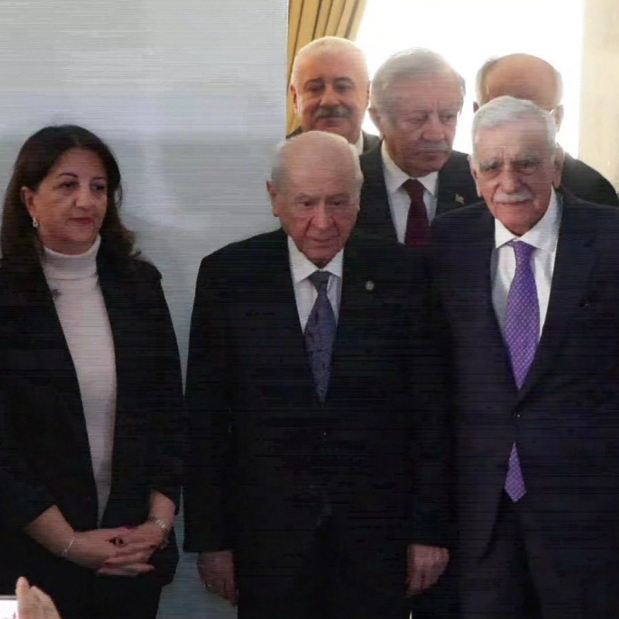 Benim verdiğim oy, vatan savunuyor.

Sizin verdiğiniz oy, Mehmetçiğe kurşun atıyor.