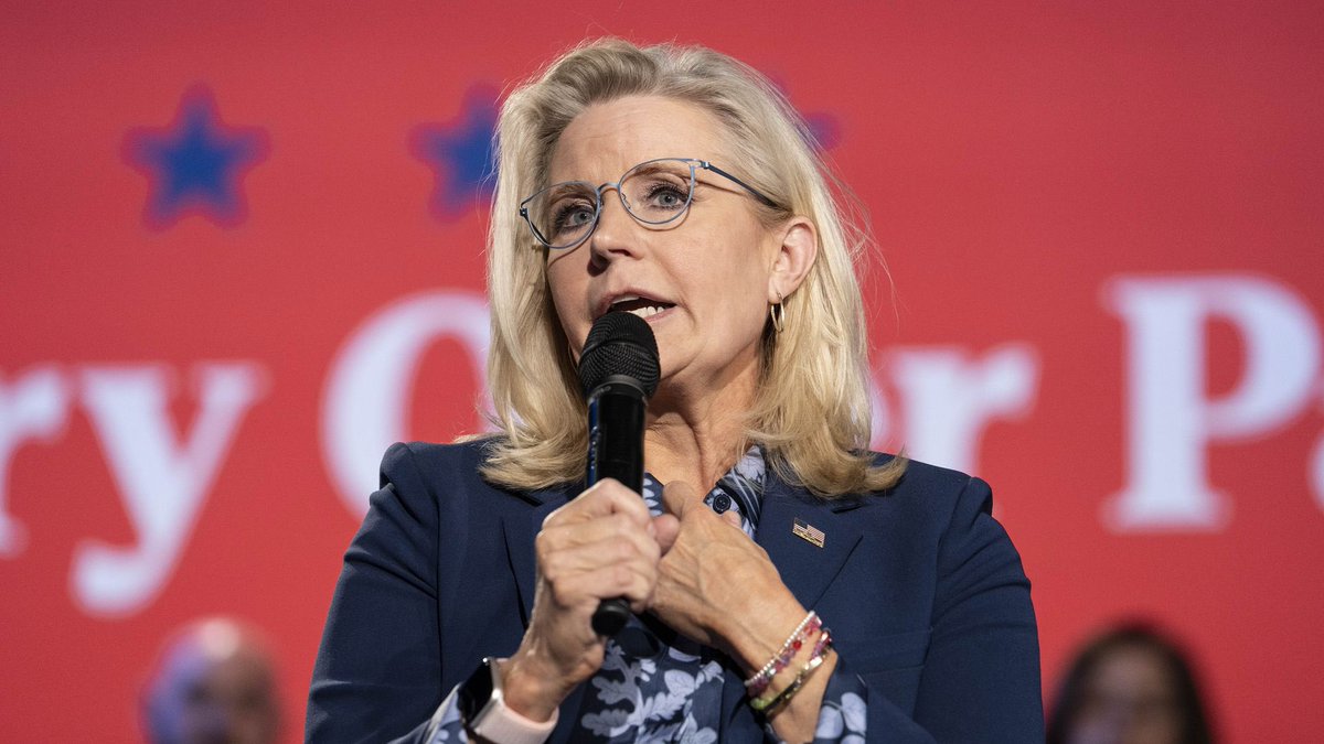 DisavowTrump20's tweet image. Drop a 💙 if you stand with Liz Cheney