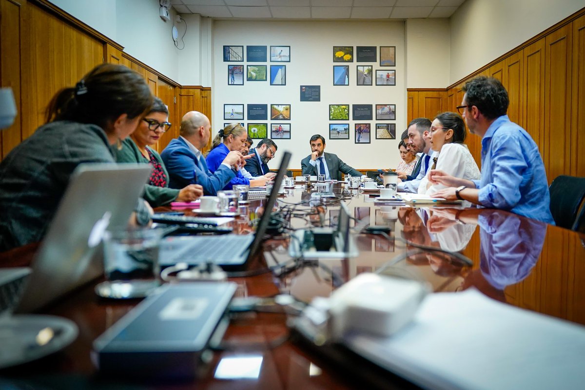 ✨Avanzamos en la implementación del Servicio Nacional de Reinserción Social Juvenil✨

El ministro de Justicia y Derechos Humanos, Jaime Gajardo, junto al subsecretario de Justicia, Ernesto Muñoz, autoridades y equipos evaluó los avances a una semana de la puesta en marcha de