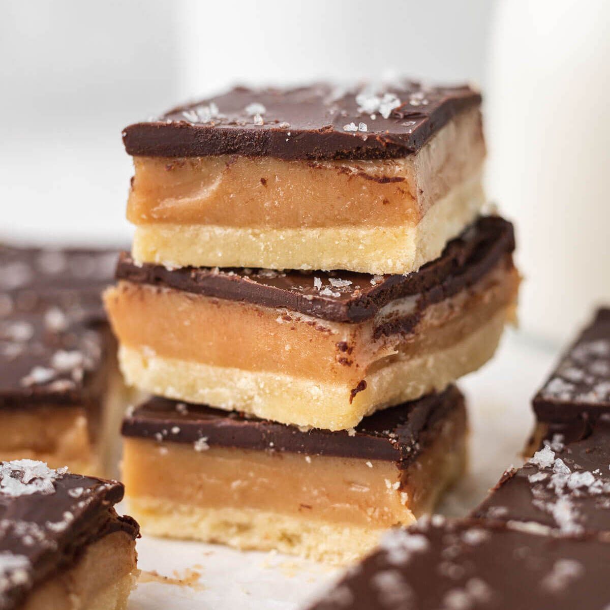 livewellbake's tweet image. The combination of textures and flavors in these millionaire shortbread bars makes eating just one slice impossible😍✨ #millionairebars #shortbread #millionaireshortbread buff.ly/3JG5Ot9