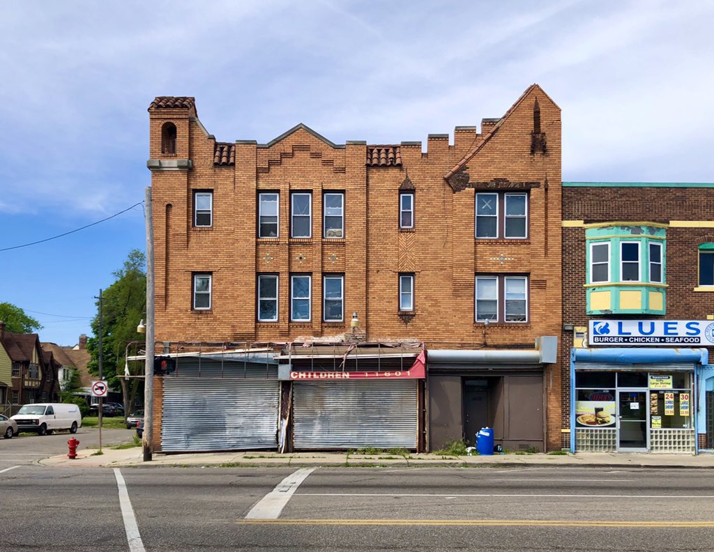 JoshLipnik's tweet photo. This is part of what in my opinion deserves to be recognized as a uniquely Detroit style of Art Deco. Heavily influenced by Medieval Spanish and Moorish architecture, red tile roofs, polychromatic brick. https://t.co/tCpztTRemy
