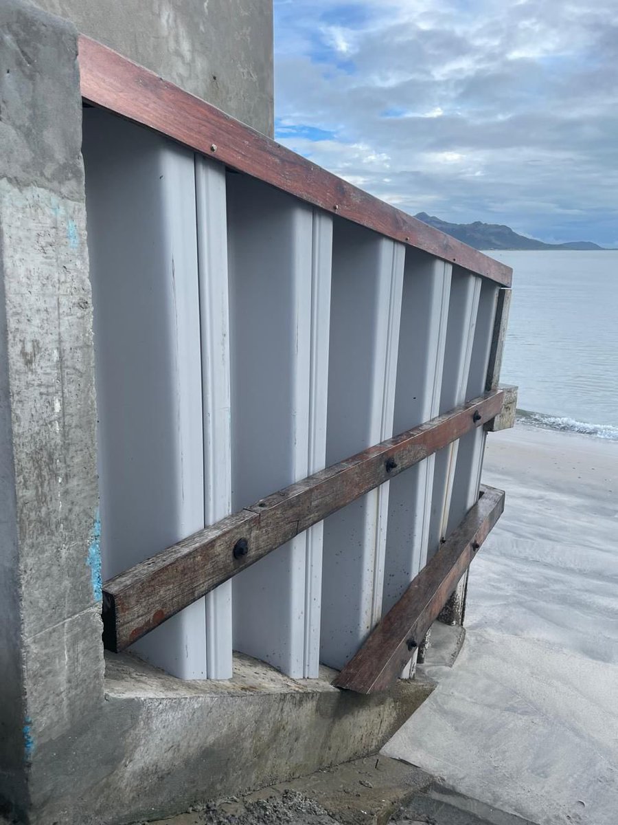 AlvaroAlvaradoC's tweet photo. Miren lo que está pasando en Coronado. Me escriben algunos vecinos del lugar para decirme que con la excusa de reforzar los muros de contención de las casas de playa, por las marejadas que cada vez son más agresiva, ya algunos residentes han ingresado al mar. Miren las fotos… @anatipma @JoseRaulMulino
