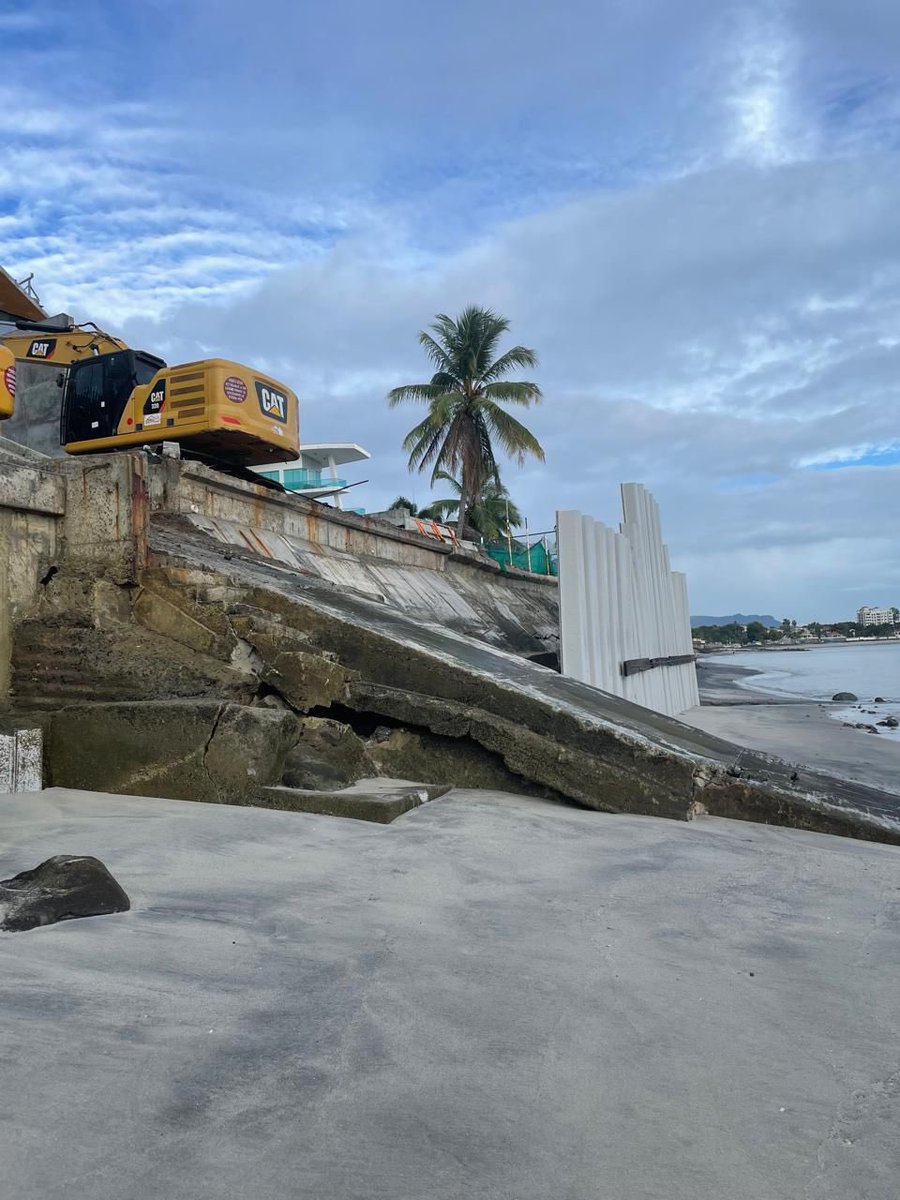 Miren lo que está pasando en Coronado. Me escriben algunos vecinos del lugar para decirme que con la excusa de reforzar los muros de contención de las casas de playa, por las marejadas que cada vez son más agresiva, ya algunos residentes han ingresado al mar. Miren las fotos…