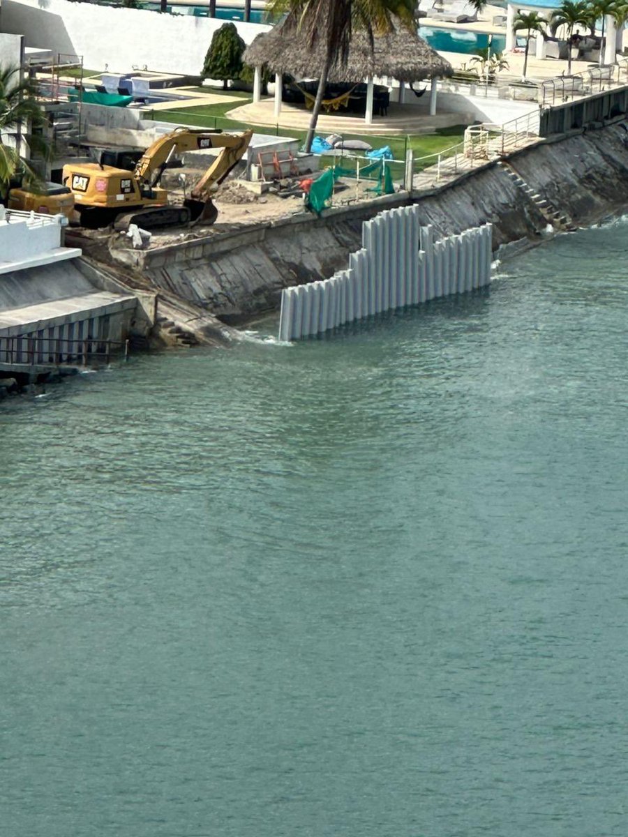 AlvaroAlvaradoC's tweet photo. Miren lo que está pasando en Coronado. Me escriben algunos vecinos del lugar para decirme que con la excusa de reforzar los muros de contención de las casas de playa, por las marejadas que cada vez son más agresiva, ya algunos residentes han ingresado al mar. Miren las fotos… @anatipma @JoseRaulMulino