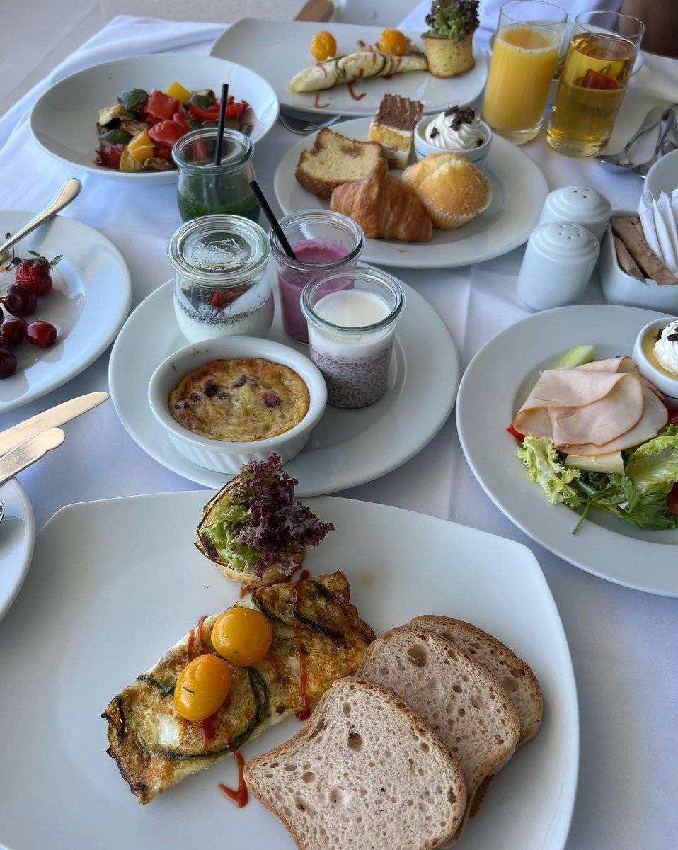 ZaraQuinn66951's tweet image. Indulging in a feast that brings everyone together. A table filled with delightful dishes is the perfect way to celebrate moments with loved ones. 🍽️✨ #FoodieGathering #CulinaryDelight #TogetherAtTheTable