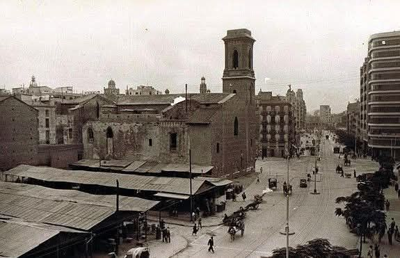 PassejantV's tweet photo. València, anys 1940. Vista de l'església de Sant Agustí i de l'antic mercat d'abastos (font: blog Campaners) https://t.co/ro8BEV6zTL