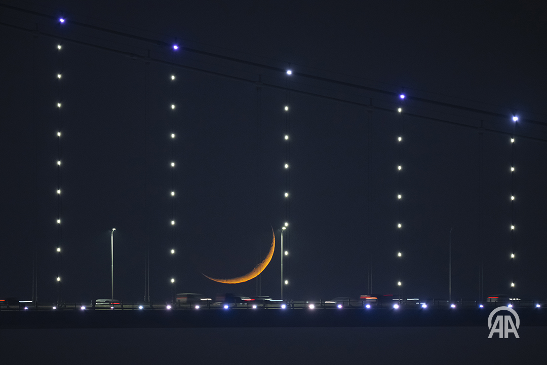 🌙 İstanbul'da hilal, Süleymaniye Camisi ve 15 Temmuz Şehitler Köprüsü ile birlikte görüntülendi aa.com.tr/tr/pg/foto-gal…
