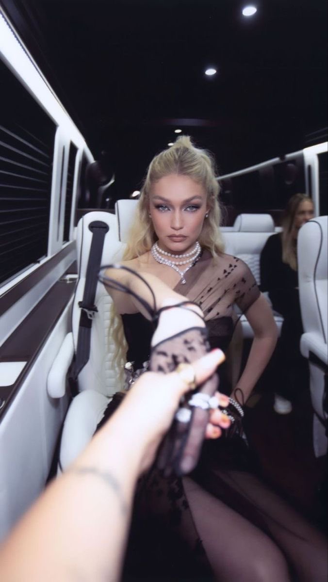 SupermodelWaIk's tweet photo. Do I have a resting b*tch face? https://t.co/IjZtjiEu7j