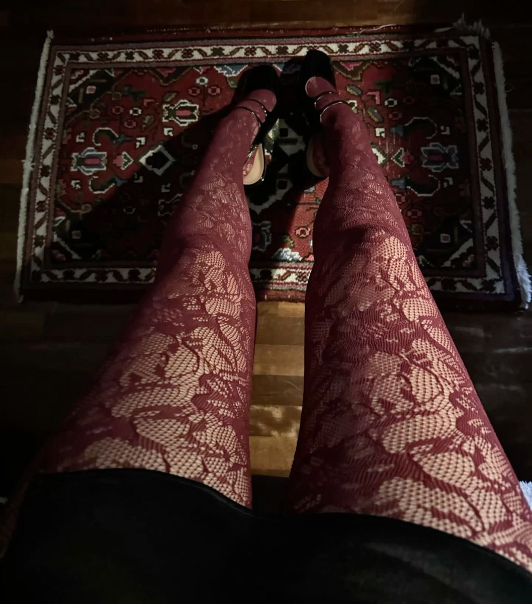 h0neyndmilk's tweet photo. intricate tights have a chokehold on me https://t.co/iBM2ZtIslb