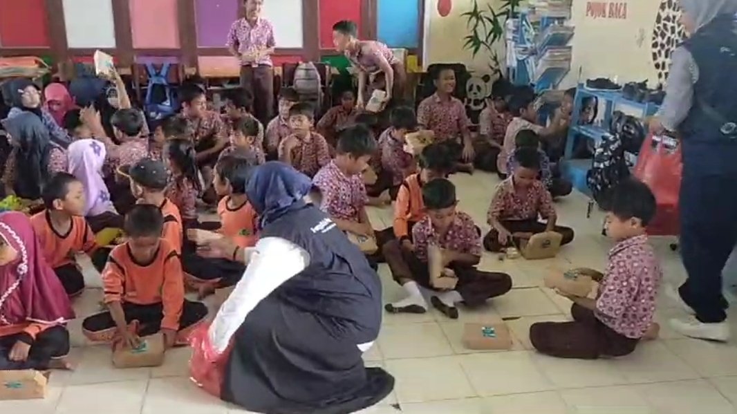 arek_berau's tweet photo. Kamis, 21/11/2024, Kegiatan berbagi makanan bergizi dengan menu olahan ikan dalam rangka  Hari Ikan Nasional ke-11 Tahun 2024 di SDN 001 Kp. Rantau Panjang Kec. Sambaliung Kab. Berau
#GiatLuhkanSatminkalTegal 
#Luhkanberau
#Luhlapor
#KKP https://t.co/KYaYNta7x4