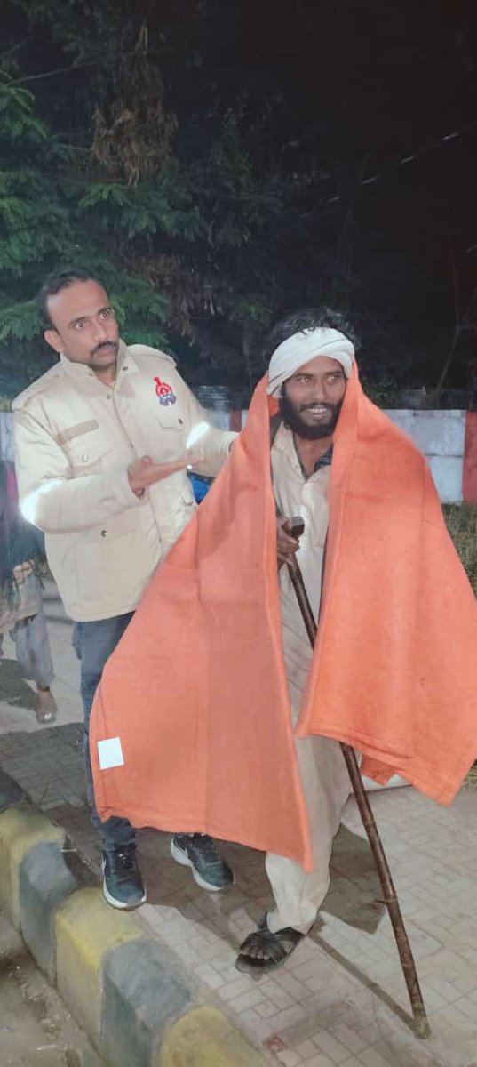 ummeedroshniki's tweet photo. @RajendraRai_321 @AnuraagJhansi @poonamsharma56 @narendramodi @myogiadityanath @CMOfficeUP @UPGovt @dmjhansi1 @pulkitgarg_IAS @minmsme @palakmuchhal3 "it's greater to be great,but it's greater to be human" ~ Will Rogers
Embracing this great idea, members of @ummeedroshniki ,are distributing blankets to the needy during the harsh winter.Come, join us and be a part of this humanitarian effort!
#second_day
@UNICEFIndia
@BillGates https://t.co/00ESkaTmPT