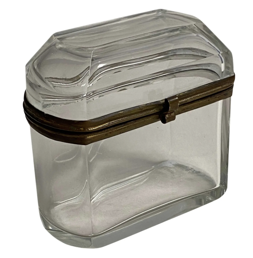 VintageDallas's tweet photo. Chairish Sale - Starting at 20% Off - Sale Ends Today!

French Beveled Crystal Box

Shop my sale ~
https://t.co/Ye7WPewq1Q

#dallasvintagemarket #chairishsale #frenchcrystalbox #frenchbox #frenchantiques #interiordesign #maximalistinteriors #chairish #foundandchairished https://t.co/Jba8NqCcSm