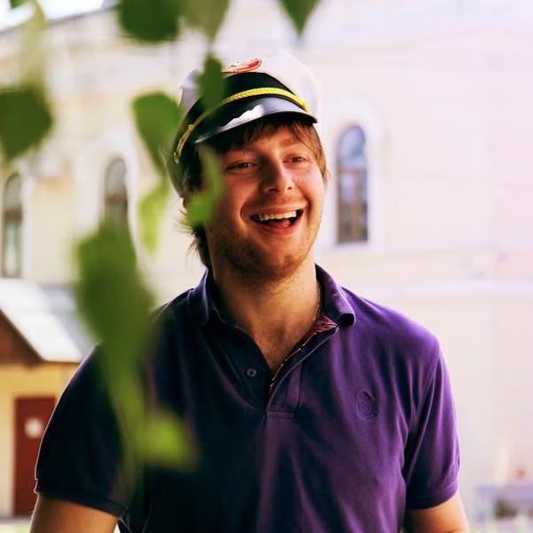 This guy and his best friend turned a Whiteboard app into a $17.5 billion empire.

Today, Miro has 60M+ users &amp; $560 million in revenue.

Here's the success breakdown of one of the biggest collaboration tools in the world.

(🧵)