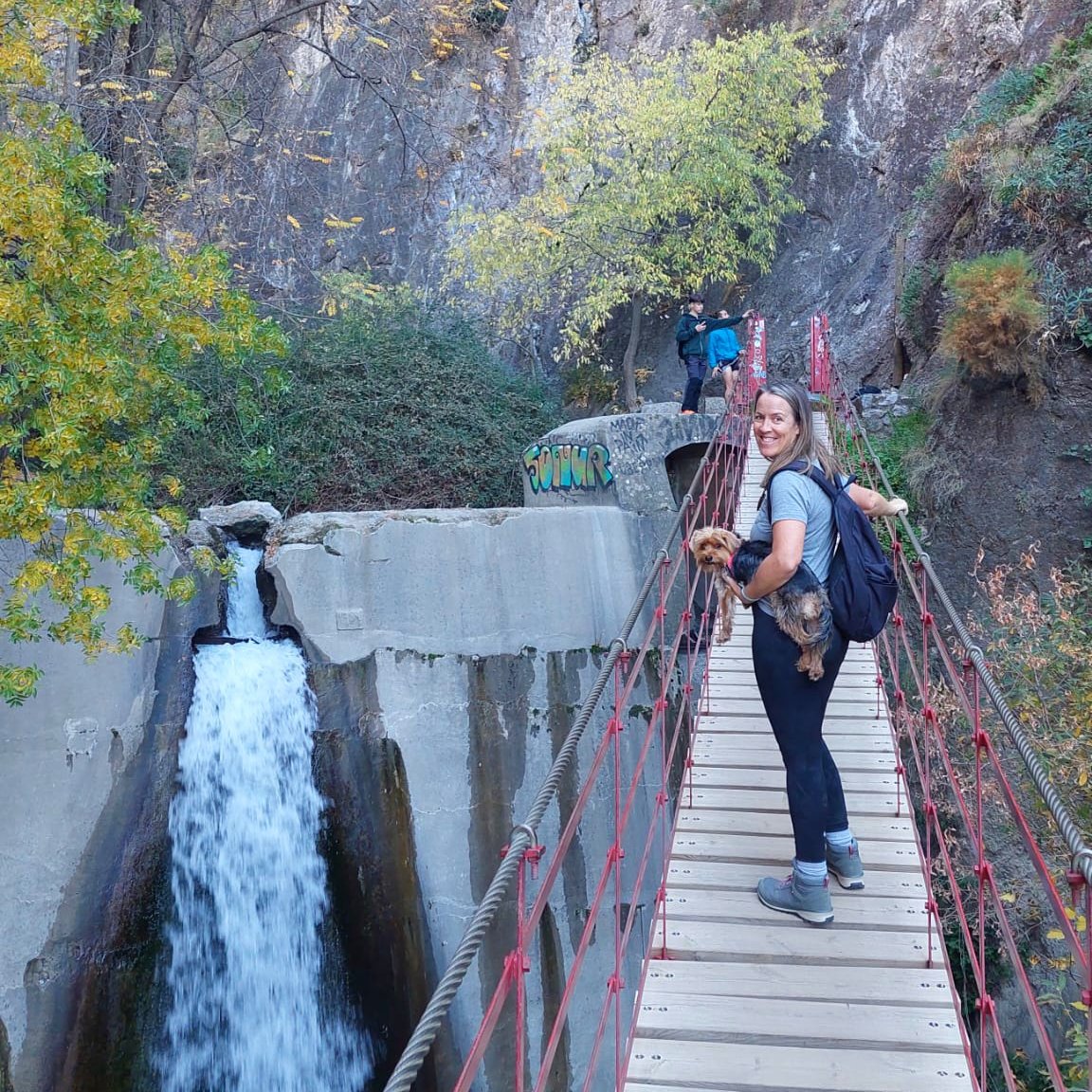 🎒 Ruta de los #Cahorros en Otoño 🍂🐾
📍 Monachil, Granada
🏔️ #SierraNevada
Naturaleza y aventura en familia😍
Hace unos años la recorrimos en verano y ¡decidimos volver en #otoño! Esta estación tiene su magia, y la #ruta no deja de sorprendernos. andaluciamola.com/ruta-de-los-ca…