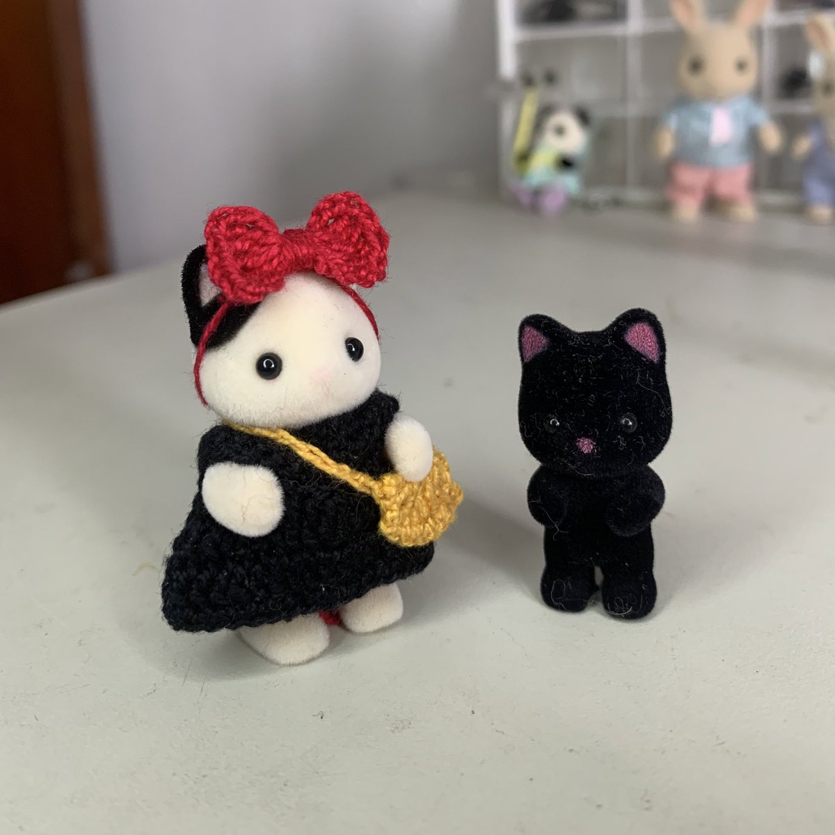 sylvclub's tweet photo. gente a kiki e o jiji sylvanians 🤏🏻🐈‍⬛🧹 https://t.co/nidt1pHPCY