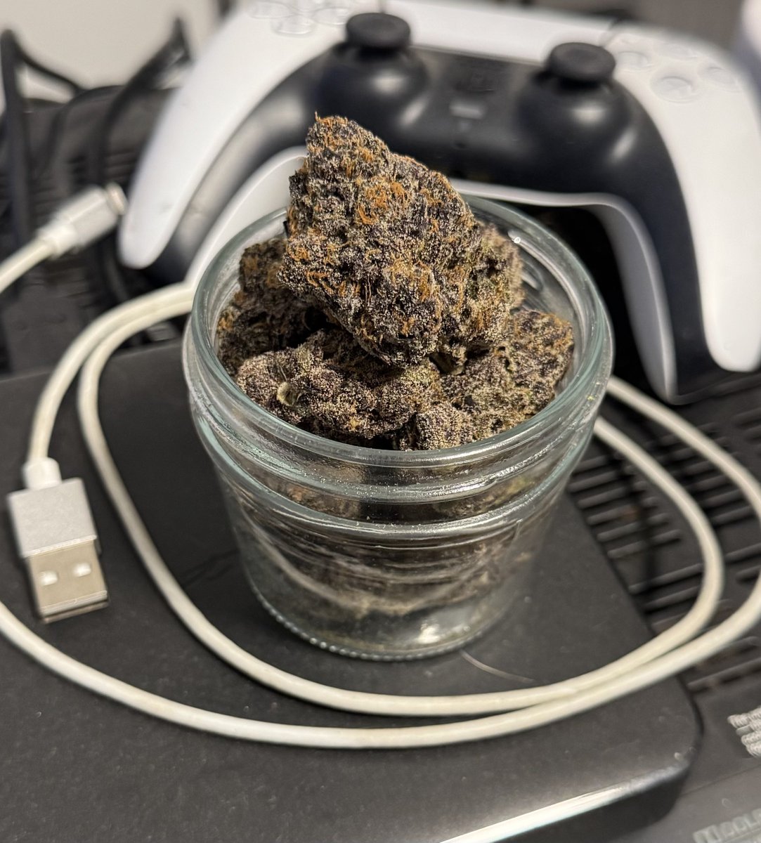 OGMidsy's tweet photo. New Year, Same Mids 😮💨 #YouDontMidsLikeMe #BCBud #BabyLungs https://t.co/Ma2F7LWWsu