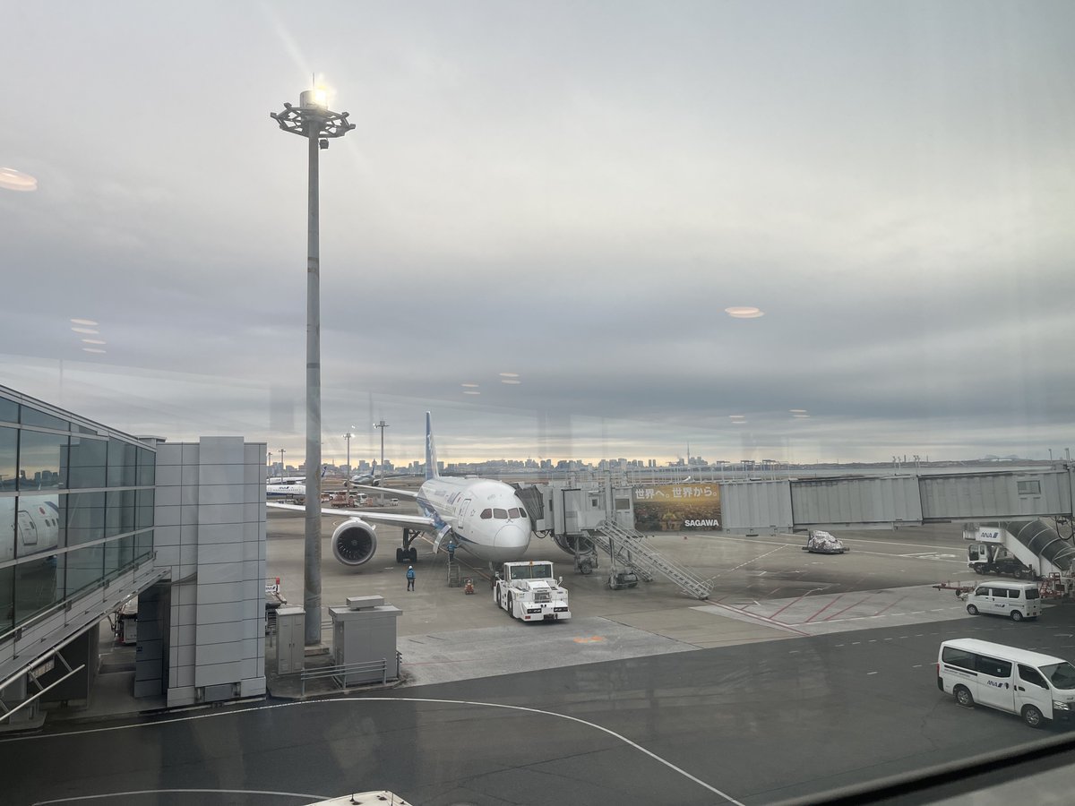 Now boarding! NH859 heading to Hong Kong. 搭乗機材はB787-8、JA835A