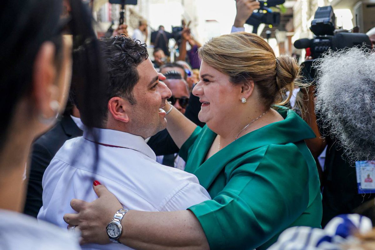 Luego de disfrutar de una deleitación musical, nos trasladamos a la Calle San José con Fortaleza, donde el honorable alcalde de San Juan, Miguel Romero, me recibió con comparsas inspiradas en las tradicionales Fiestas de la Calle San Sebastián. Allí, mi pueblo se unió con
