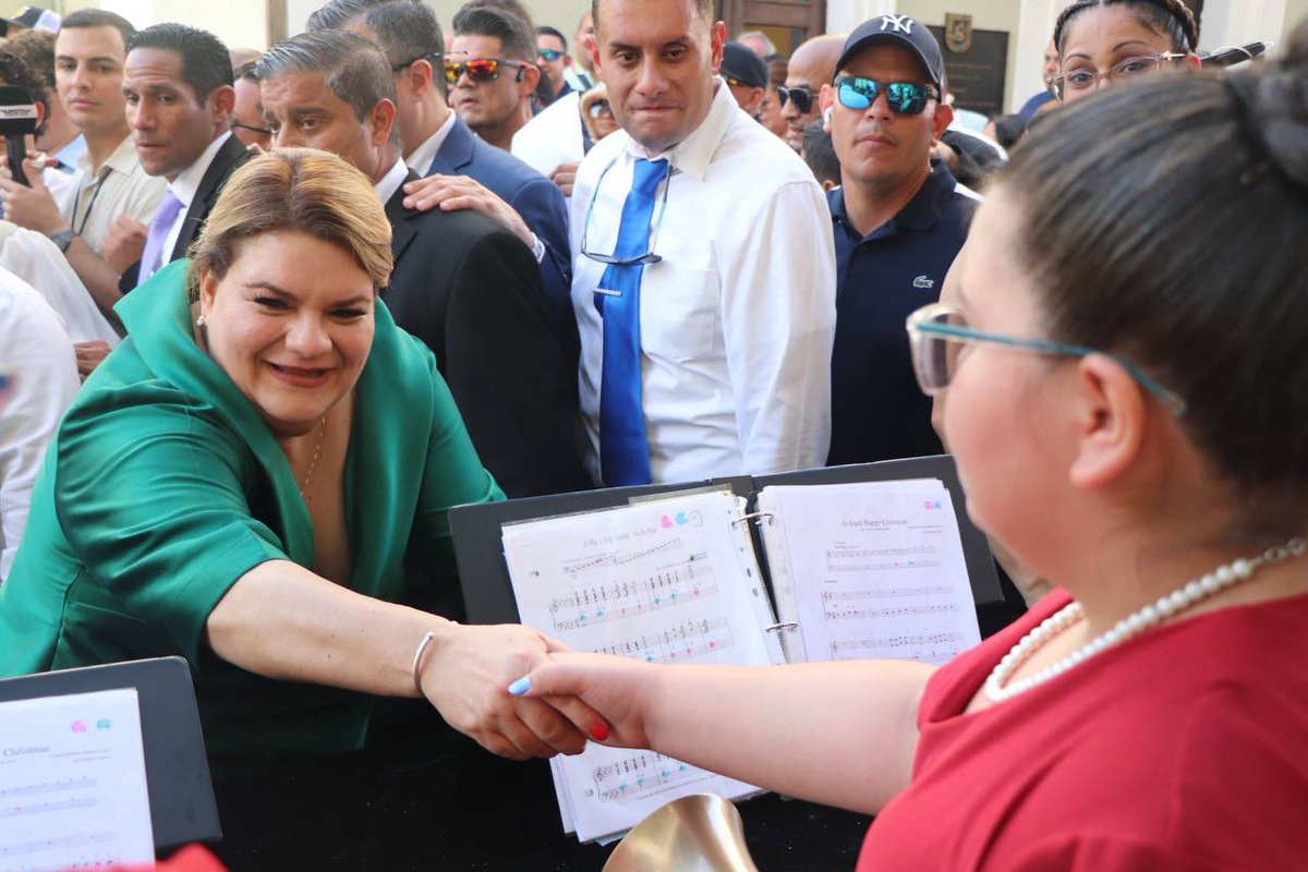Al ritmo de la tradicional música y baile pasamos al pórtico de la juramentacion donde pude acercarme a pacientes de la organización “Ser de Puerto Rico” donde se enfatiza los ofrecimientos de salud, educación y rehabilitación de personas con discapacidad. Fomentando su servicio