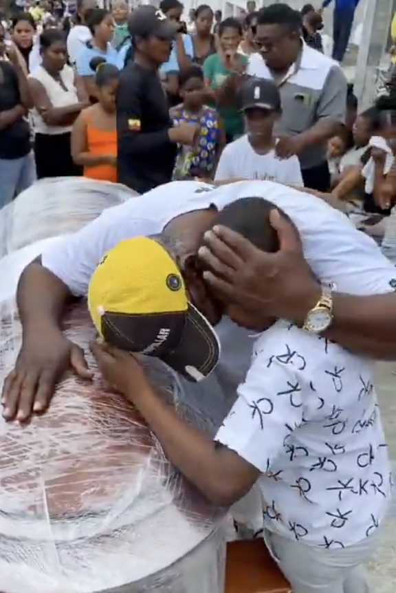 En esos cuatro féretros iban un niño de 11 años y tres adolescentes, Steven, Josué, Ismael y Saúl, cuyos cuerpos ataron de manos y pies y luego calcinaron. 
Jamás habrá perdón ni olvido por este dolor y este pueblo tan herido por el racismo de un Estado asesino.