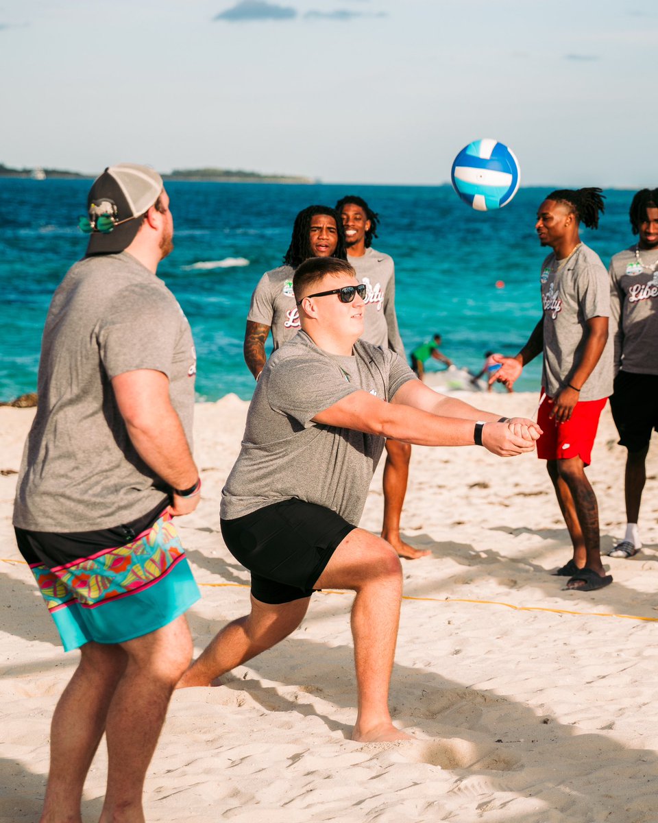 LibertyFootball's tweet photo. Good vibes, good times! 🌴😁 https://t.co/X27hUDrPkn