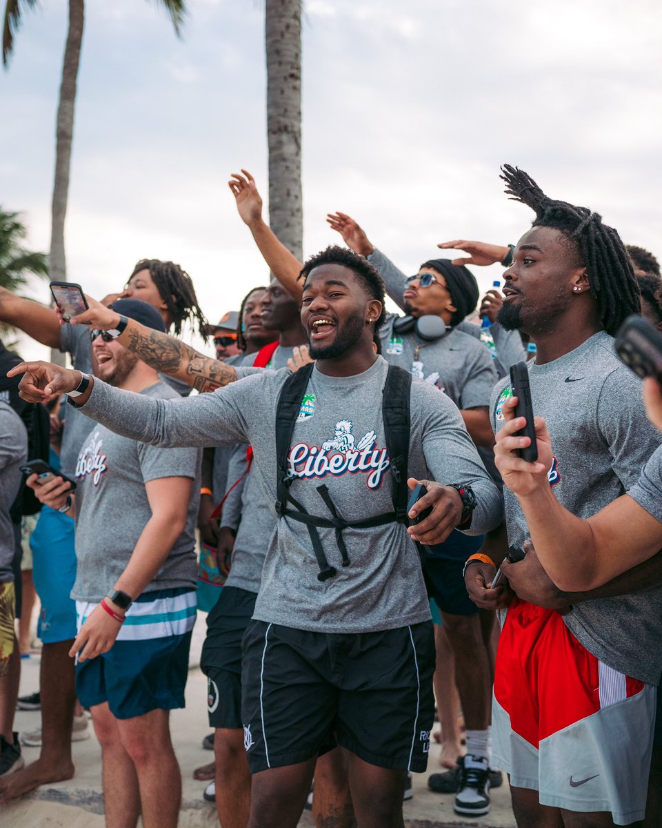 LibertyFootball's tweet photo. Good vibes, good times! 🌴😁 https://t.co/X27hUDrPkn