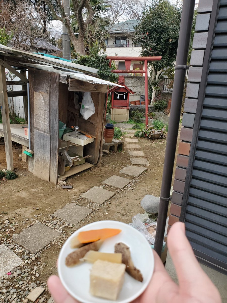 bask_fm's tweet photo. 田舎すぎてお庭のお社に毎日お雑煮をお供えする https://t.co/dlsiCZhSOb