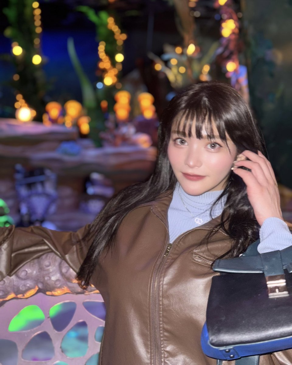 おはメロン🍈🤍

大みそかに過ごしたディズニーシーでのお気に入りの写真¨̮
1枚目の顔がキメキメです😎

千葉→栃木まで心のコンパスに従ってアクティブな年末を過ごしました！

1月6日(月)集英社『プレイボーイ』&amp;写真集グラビア解禁まで、、、あと3日✨

 #週刊プレイボーイ #週プレ