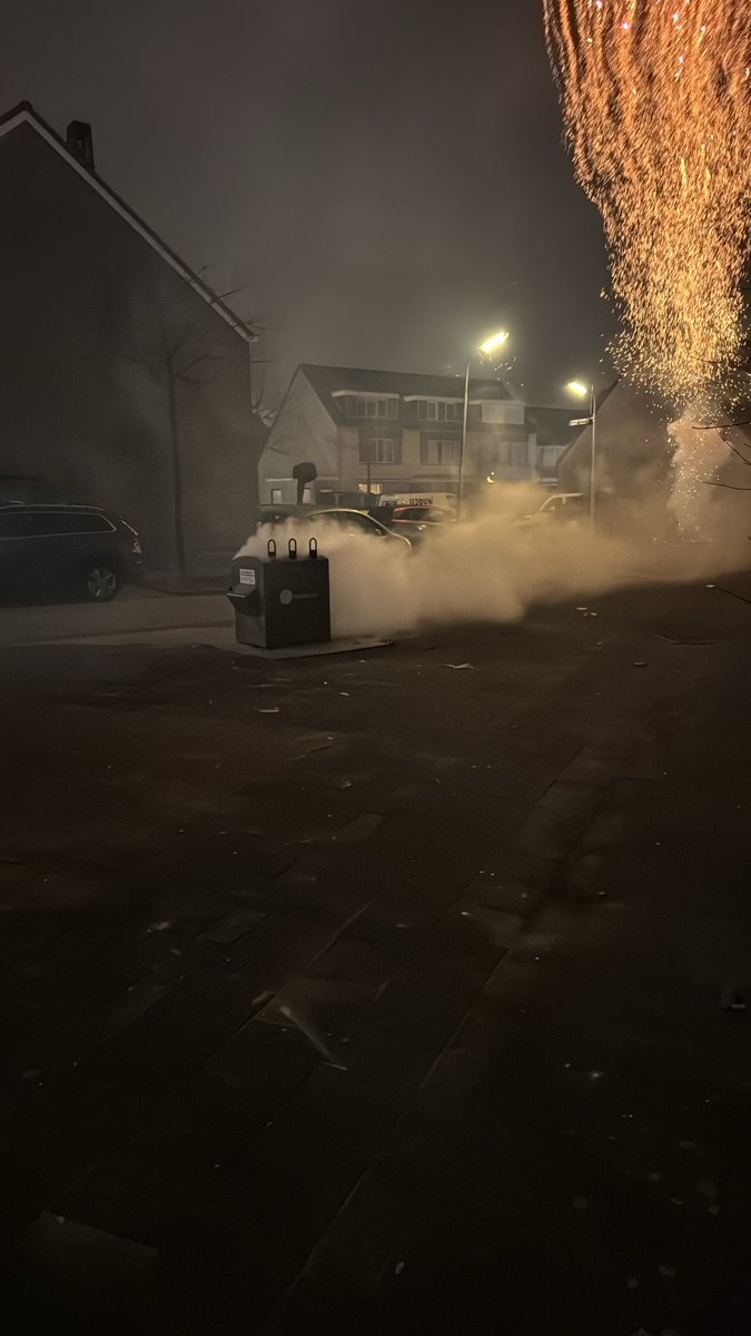 Vanaf 00:00 uur 7 kleine #incidenten afgehandeld met de #tankautospuit en #brandweervaartuig . 2x buitenbrand, 4x containerbrand en 1x persoon te water(WO Groot) in <a href="/BrandweerAA/">Brandweer AA</a>. Zie sfeerbeeld <a href="/VrZW/">Veiligheidsregio Zaanstreek-Waterland</a> #gezelligejaarwisseling #agressievrij