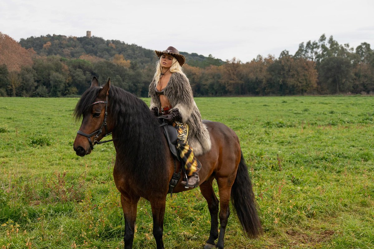 videoclip de BÉSAME mañana a las 19h🐎💋