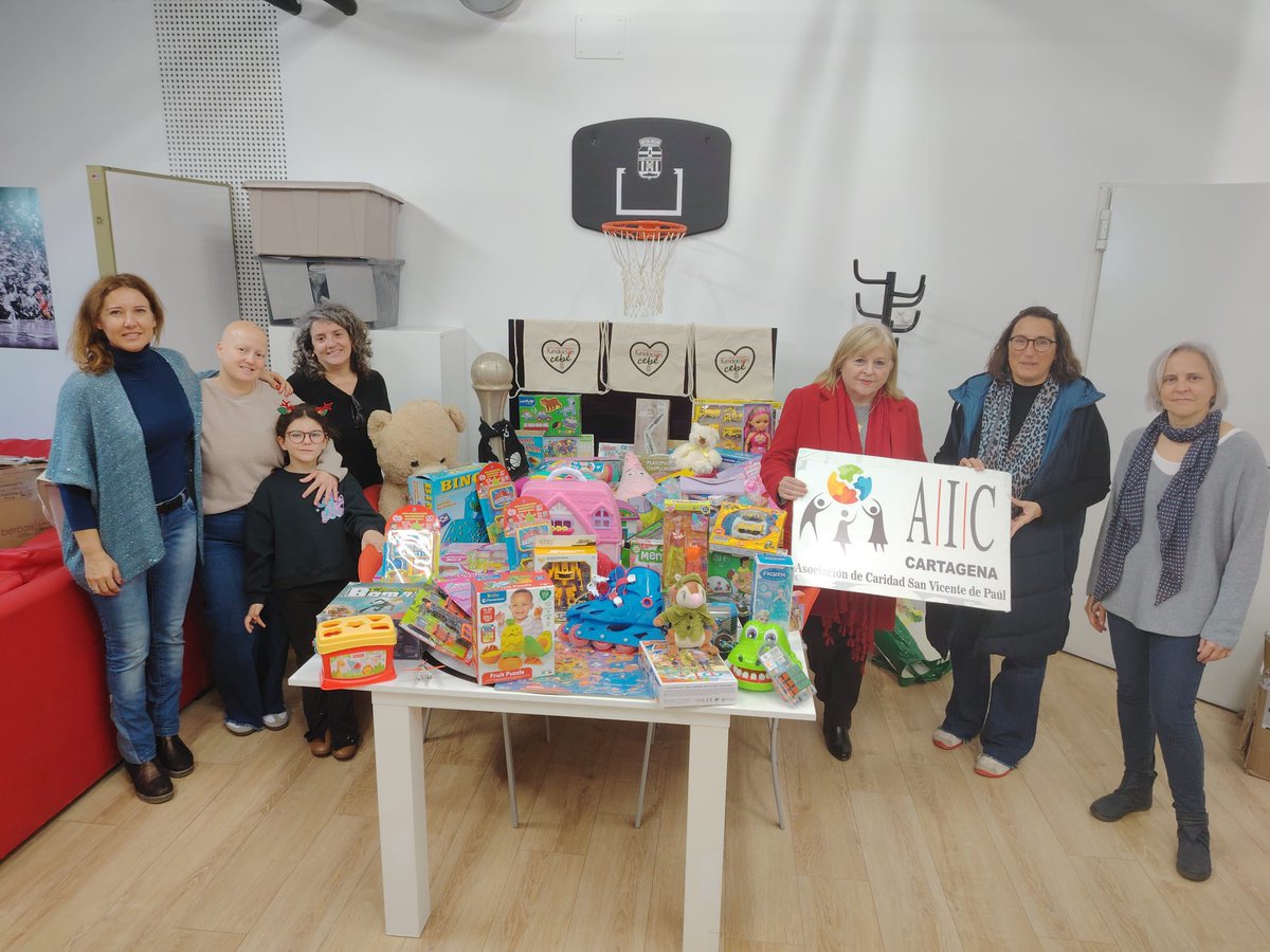 FundCBCartagena's tweet photo. 🎁 ¡Gracias por ayudarnos a que ningún peque de #Cartagena se quede sin juguetes! 

Todo lo recogido en el último partido se destinará a 1️⃣0️⃣7️⃣ familias vulnerables, a través de la asociación AIC San Vicente de Paul (Cartagena). https://t.co/o5C1VD3KO8