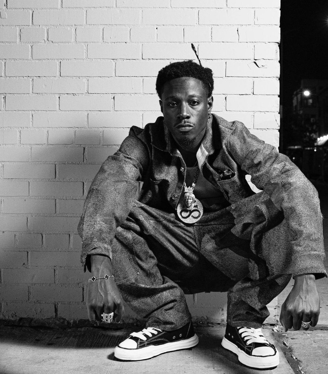 rapoutcontext's tweet photo. Joey Bada$$ atacou Kendrick Lamar em sua nova música.

Eles ja haviam tido um embate a cerca de 12 anos atras, e fizeram as pazes, porém isso voltou a tona após o lançamento de Joey ontem.

“Eu tenho murais na minha cidade, Foda-se qualquer indicação, e isso é pra cada vez que me deixaram de fora da conversa.”

Joey faz referência a faixa “wacced out murals” de Kendrick em seu novo álbum, dando a entender que, embora Joey não ganhe prêmios como Grammy’s, a cidade dele está mais unida com o próprio do que Compton se une e respeita Kendrick.