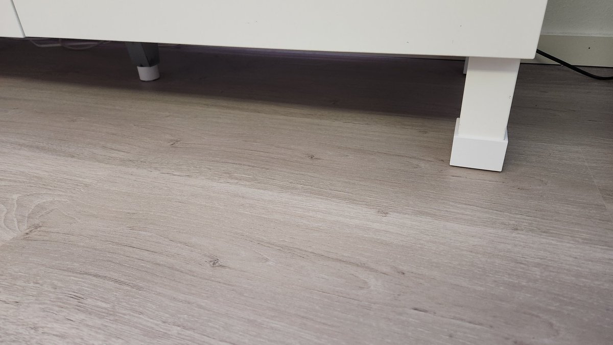 My new Robo Vacuum didn't fit under my #Ikea Bestå TV table .. so I #3dprinted small extensions to the table legs .. a bit "dirty" to keep it clean, but works for now 😁