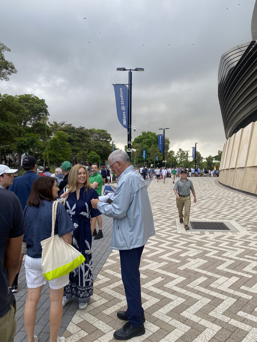3 hrs before the #SydneyTest and this the members queue #AUSvINDIA #sydney #SCGTest #SCG #australia #IndianCricketTeam