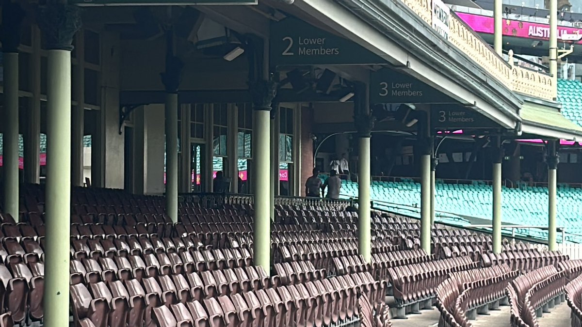 Svnk28's tweet photo. Jasprit Bumrah is in a deep chat with coach Gautam Gambhir, while the rest of the team warms up at the SCG. 👀🏏

Source : @Sahil_Malhotra1 

#IndianCricketTeam #INDvsAUS #INDvsAUSTest #GautamGambhir #JaspritBumrah #ViratKohli #SydneyTest https://t.co/ocr49gfrVW