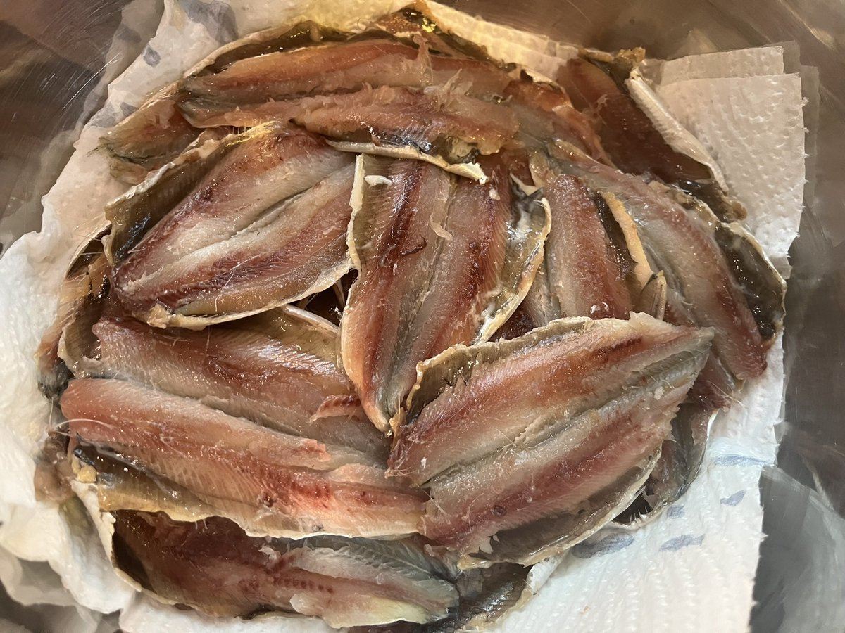 En färdighet jag övade upp medan jag var sjukskriven:rensa saltströmming.Som med alla praktiska färdigheter är det ngt man måste göra mycket för att bli bra på. Strömming,en delikatess, är svår att få tag på esom den fiskas till fiskmjöl. Rädda strömmingen, förbjud jättetrålarna!