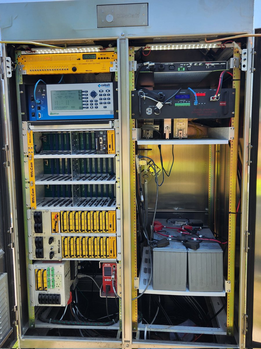 LogicMeetsLife's tweet image. Ever wonder what keeps our🚦traffic signals🚦running smoothly? Here&apos;s a look at three different cabinet types actively in use today:

NEMA Style - 1st Picture: Developed in the 1970s, durable and standardized.
Caltrans 170/2070 Style - 2nd Picture: Also from the 1970s, known for…