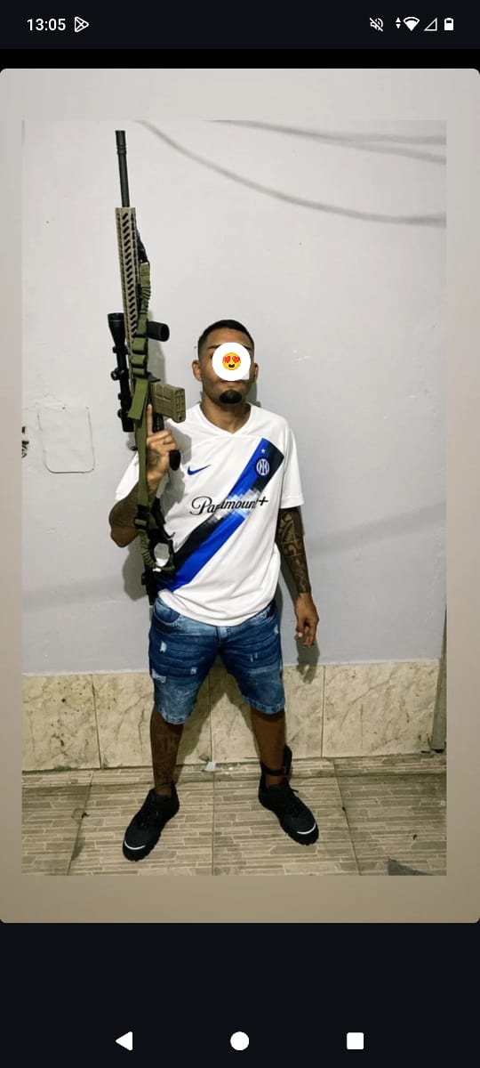 Milíciano jn, esse Miliciano braço do macaquinho , ele não aprende depois que o macaquinho deixou ele passando fome na cadeia, saiu de pulseira e voltou a se envolver com a milícia ! 
Alô seap todo mês ele está indo assinar. Olha como o miliciano está se ressocializado